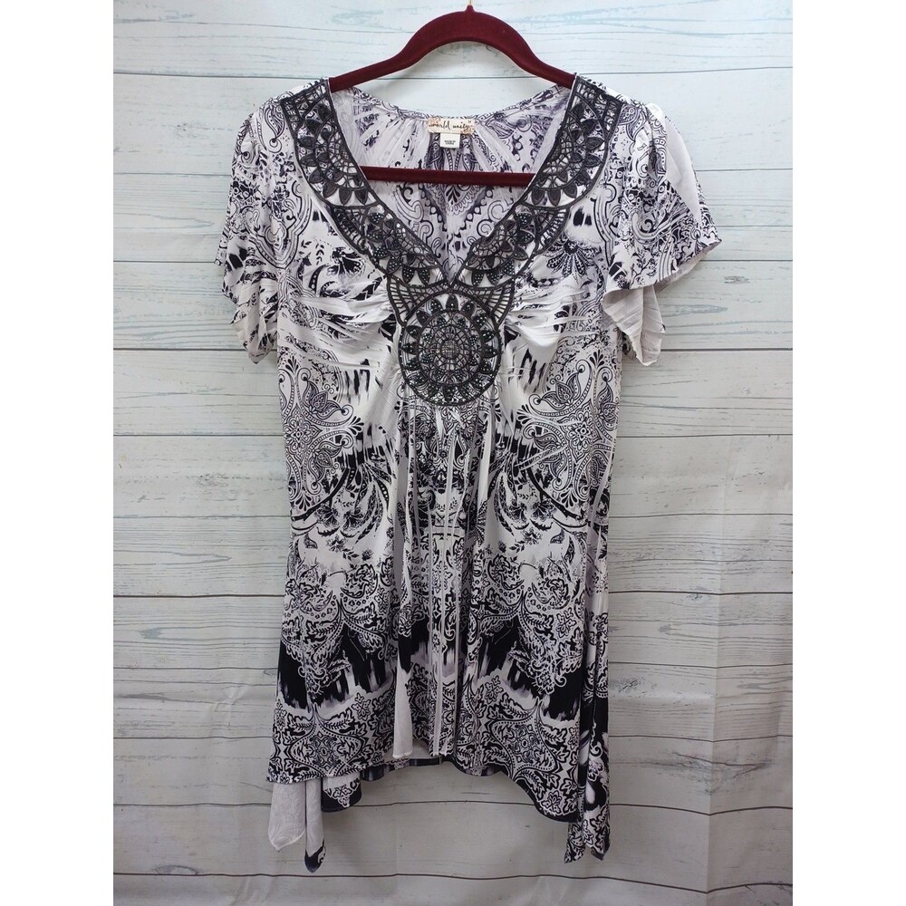 World Unity Womens Sz M Short Sleeves Boho Lace Shark bite Hem Studs